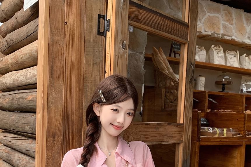 Brief-Sleeve V-Neck Minimalist Shirt / High-Rise Layered Mini Flared Skirt