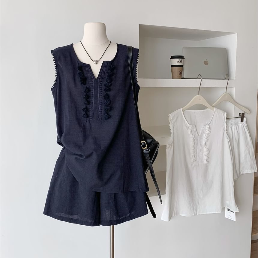 Sleeveless Notch-Neck Plain Lace-Trimmed Tassel Blouse & Mid-Rise Shorts Set