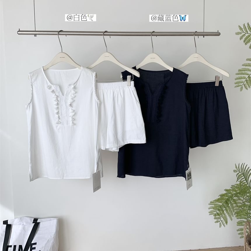 Sleeveless Notch-Neck Plain Lace-Trimmed Tassel Blouse & Mid-Rise Shorts Set