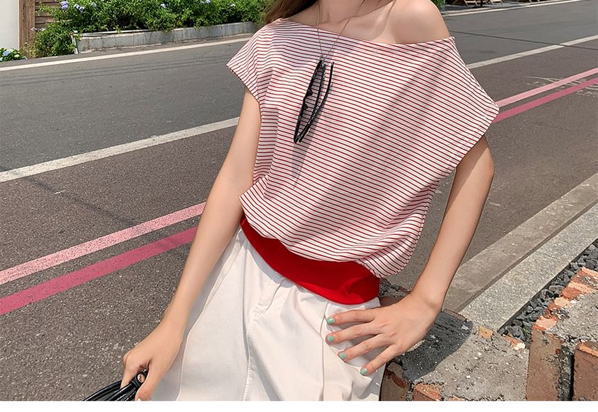 Striped Off-Shoulder Short-Sleeved Cropped Tee