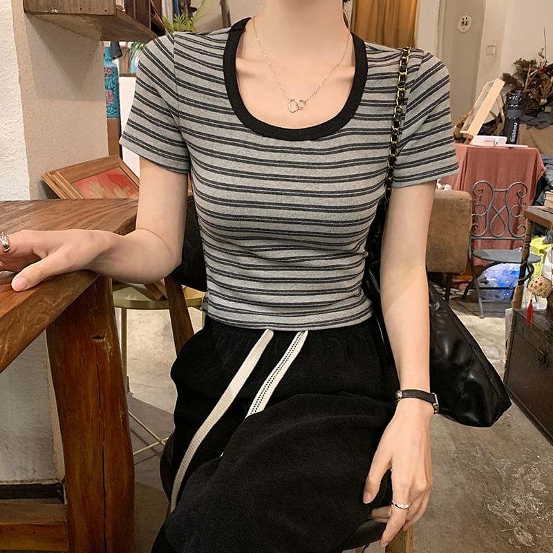 Striped Scoop-Neck Short-Sleeved Cropped Tee