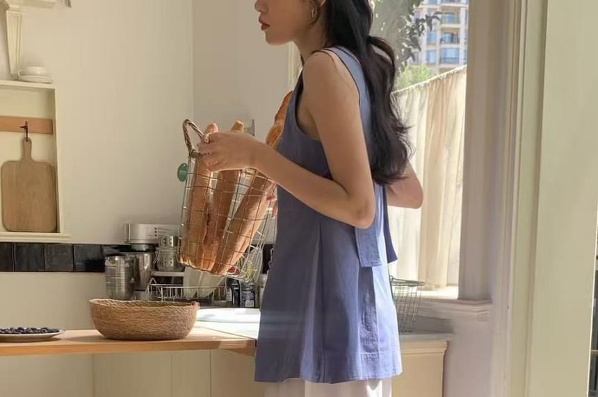 Sleeveless Round-Neck Plain Pleated Blouse