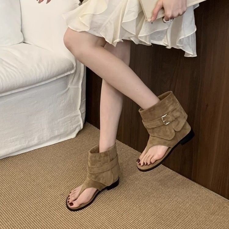 Low Heel Plain Buckled Faux Suede Short Thong Boots