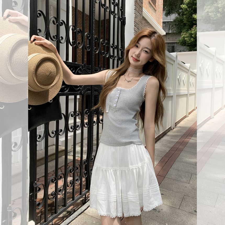 Lace-Trimmed Slim-Fit Scoop-Neck Cropped Tank Top