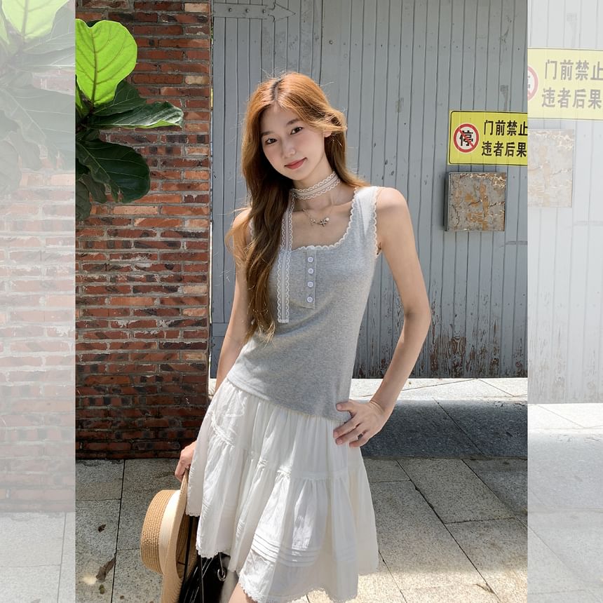 Lace-Trimmed Slim-Fit Scoop-Neck Cropped Tank Top