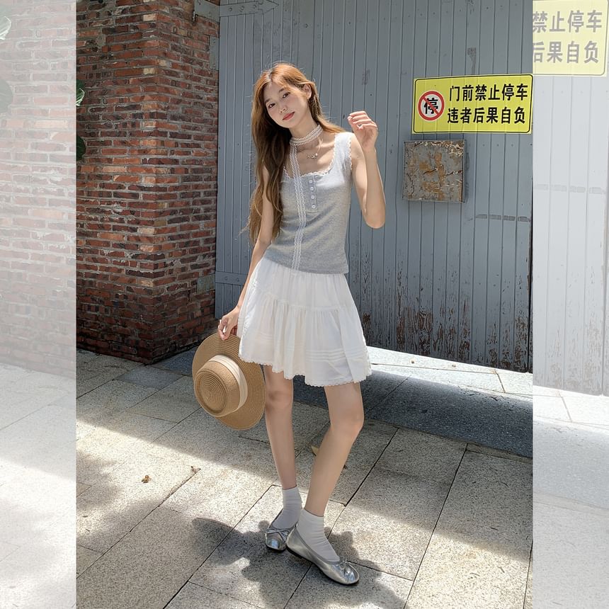 Lace-Trimmed Slim-Fit Scoop-Neck Cropped Tank Top