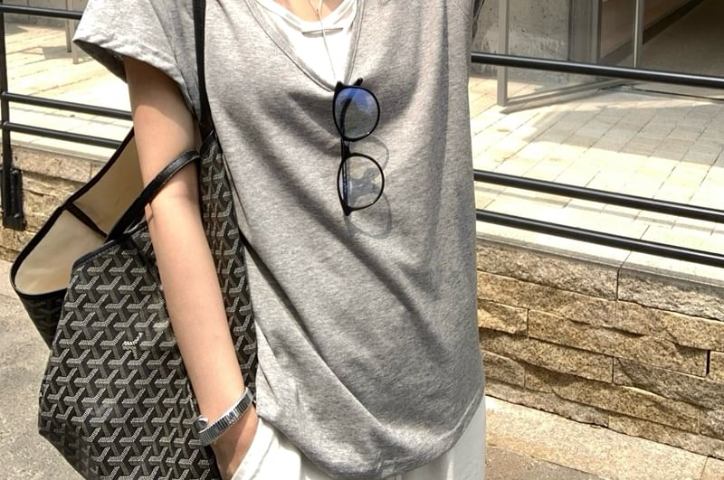 Two-Tone Mock Two-Piece V-Neck Short-Sleeved Tee