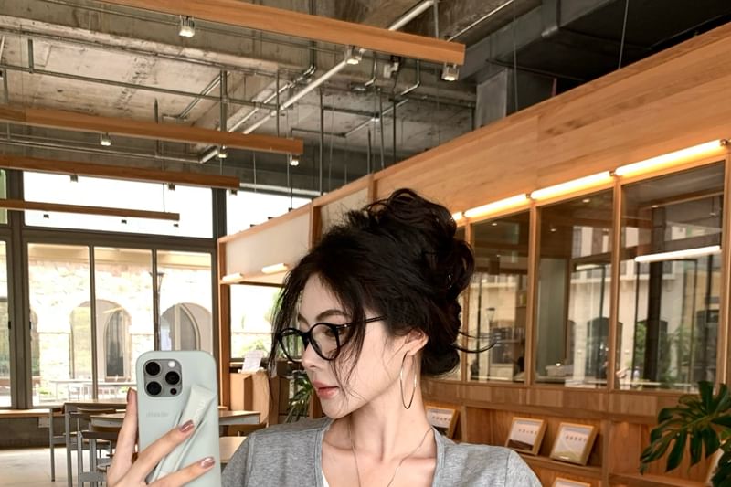 Two-Tone Mock Two-Piece V-Neck Short-Sleeved Tee