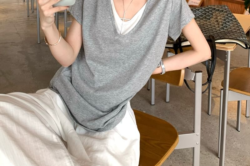 Two-Tone Mock Two-Piece V-Neck Short-Sleeved Tee