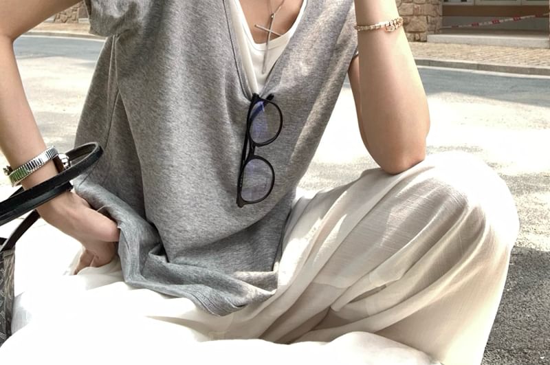 Two-Tone Mock Two-Piece V-Neck Short-Sleeved Tee