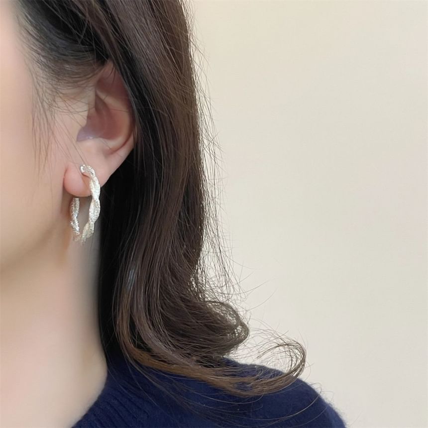Earring Huggie Twisted