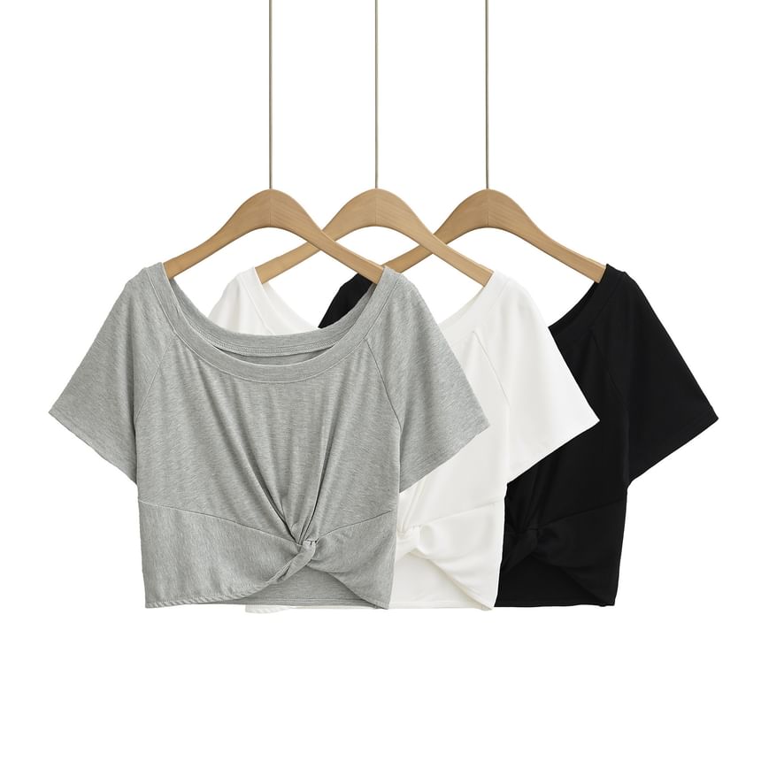Plain Cold-Shoulder Short-Sleeved Knotted Cropped Tee