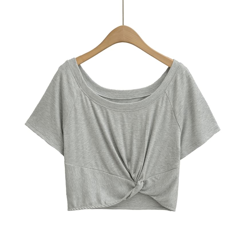 Plain Cold-Shoulder Short-Sleeved Knotted Cropped Tee