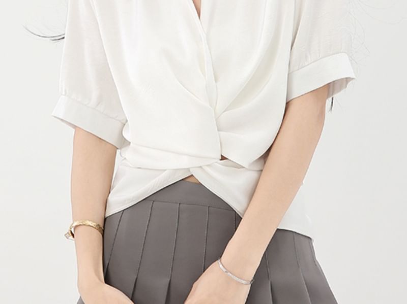 Plain Ruched Collared Elbow-Sleeved Cropped Blouse