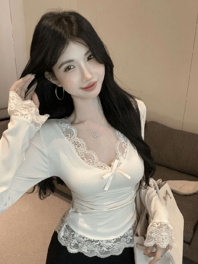 Lace-Trim Plain V-Neck Long-Sleeved T-Shirt