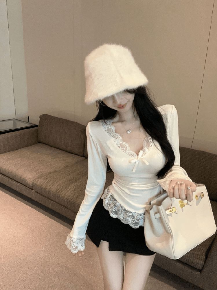 Lace-Trim Plain V-Neck Long-Sleeved T-Shirt
