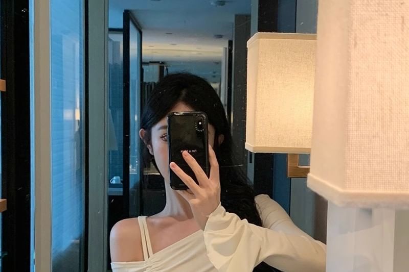 Plain Slit Asymmetric Off-Shoulder Long-Sleeved T-Shirt