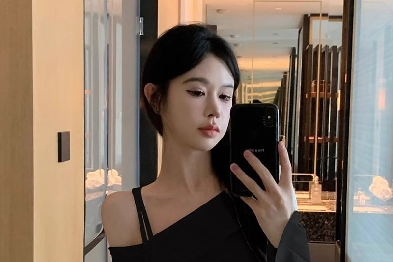 Plain Slit Asymmetric Off-Shoulder Long-Sleeved T-Shirt