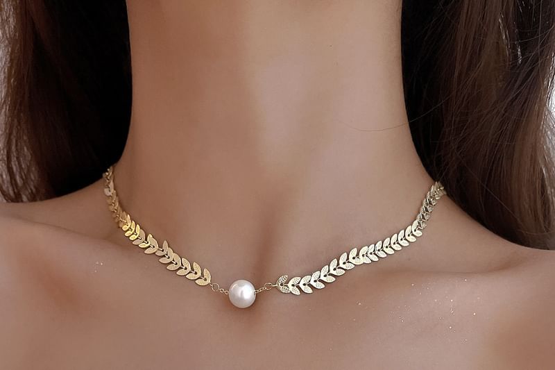 Leaf Pearl Faux Choker