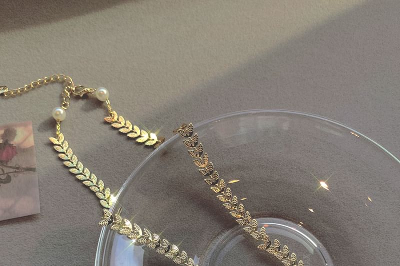 Leaf Pearl Faux Choker
