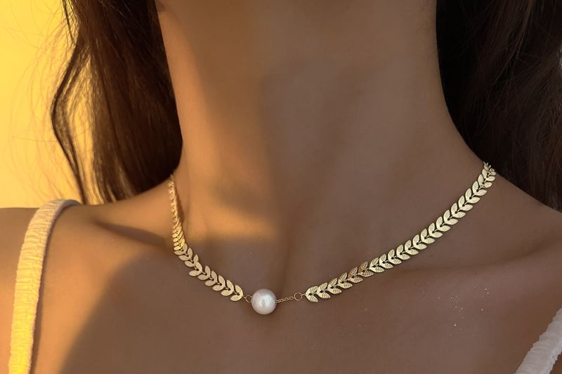 Leaf Pearl Faux Choker