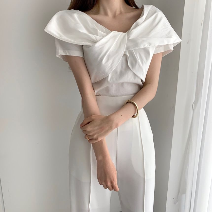 Short-Sleeved Knot-Front Plain Tee
