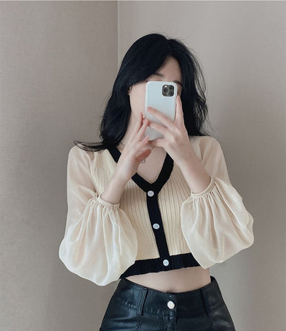 Plain Contrast-Trim Puff-Sleeved V-Neck Cropped Blouse