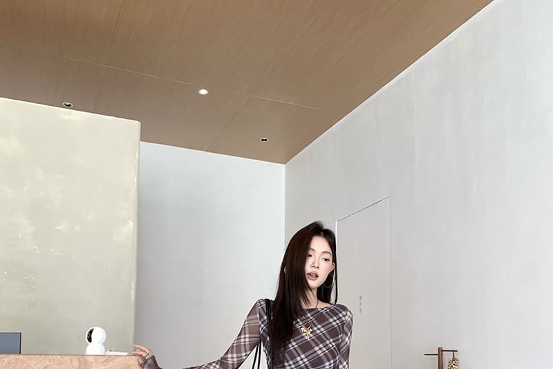 Long-Sleeve Crew Neck Plaid Ruched Maxi A-Line Dress