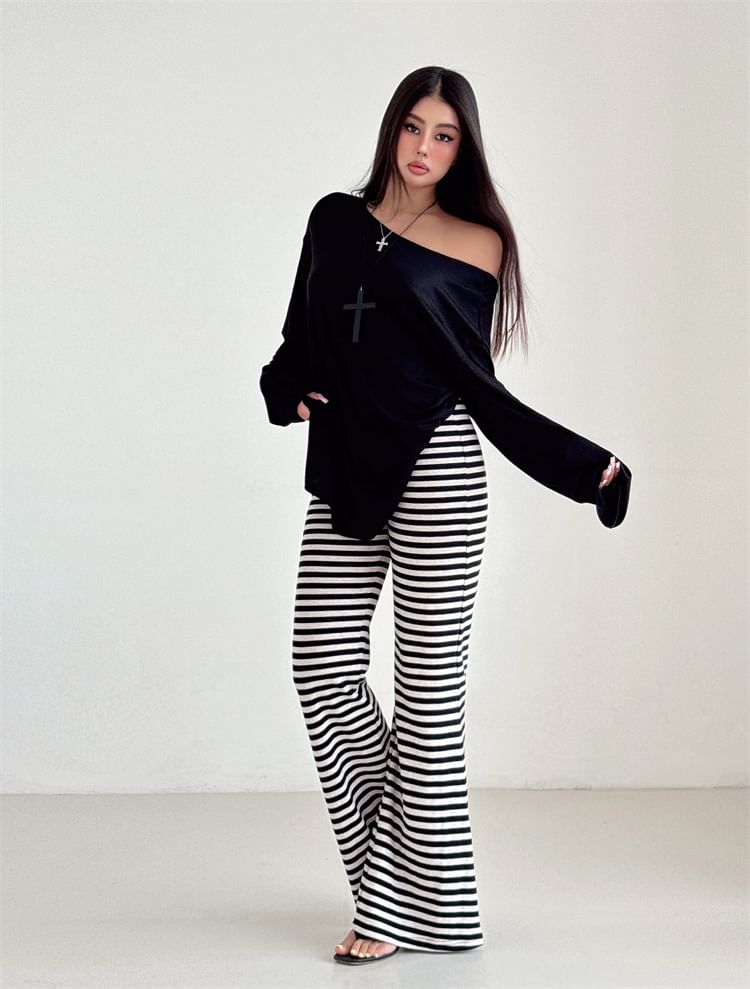 Off-Shoulder T-Shirt with Open Back and Long Sleeves in Solid Color