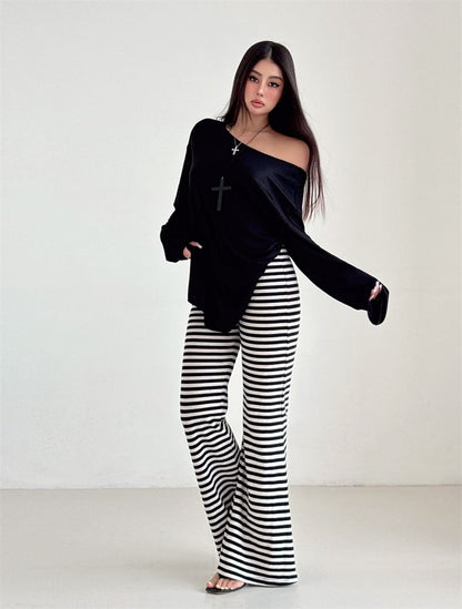 Off-Shoulder T-Shirt with Open Back and Long Sleeves in Solid Color