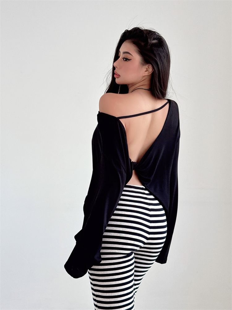 Off-Shoulder T-Shirt with Open Back and Long Sleeves in Solid Color