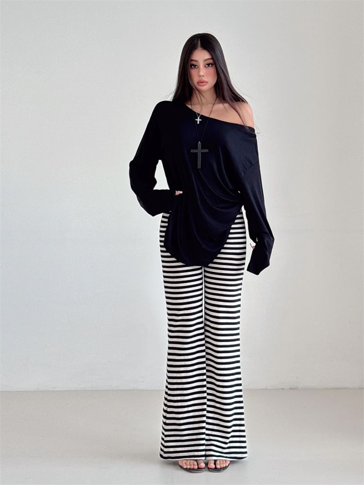 Off-Shoulder T-Shirt with Open Back and Long Sleeves in Solid Color