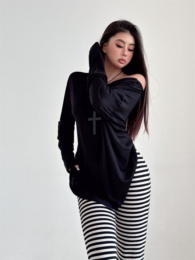 Off-Shoulder T-Shirt with Open Back and Long Sleeves in Solid Color