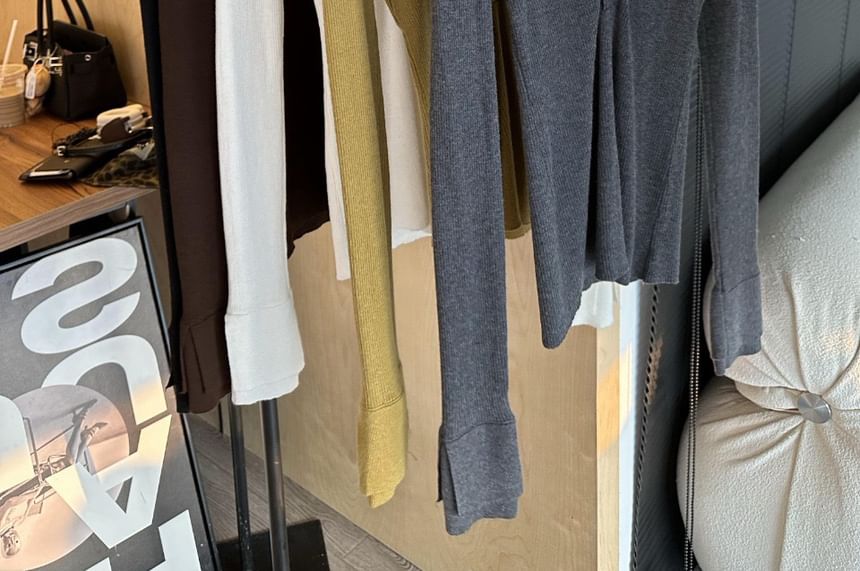 Slim-Fit Ribbed Knit Top with Long Sleeves and V-Neck Plain Design