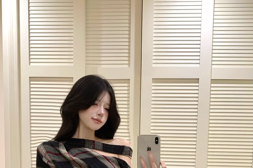 Off-Shoulder Plaid Crop Blouse with Long Sleeves and Asymmetrical Hem