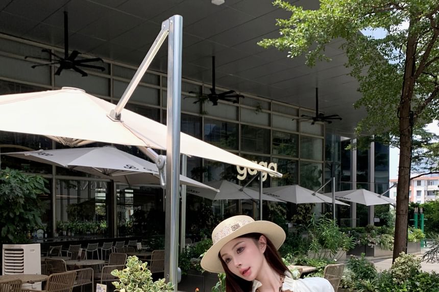 Cropped Blouse with Long Sleeves and V-Neck, Paired with High-Rise Wide-Leg Pants