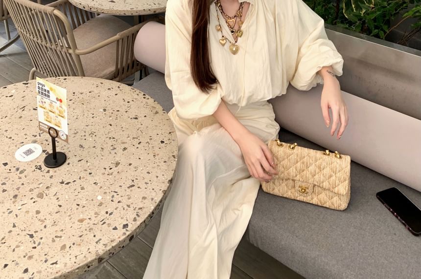 Cropped Blouse with Long Sleeves and V-Neck, Paired with High-Rise Wide-Leg Pants
