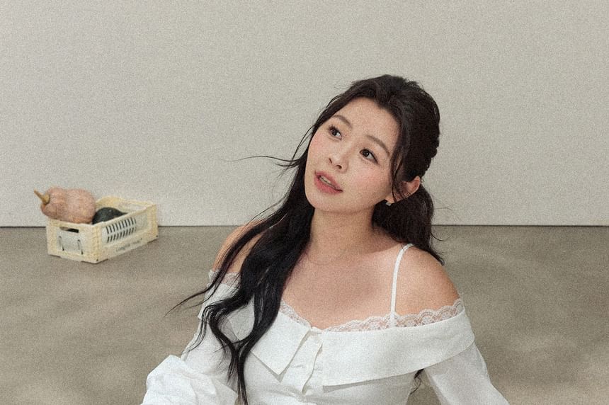 Long-Sleeve Cold-Shoulder Plain Lace Trim Blouse / High Rise Fringed Washed Denim Midi A-Line Skirt