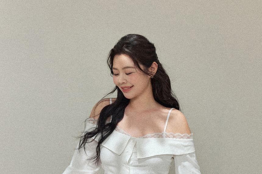 Long-Sleeve Cold-Shoulder Plain Lace Trim Blouse / High Rise Fringed Washed Denim Midi A-Line Skirt