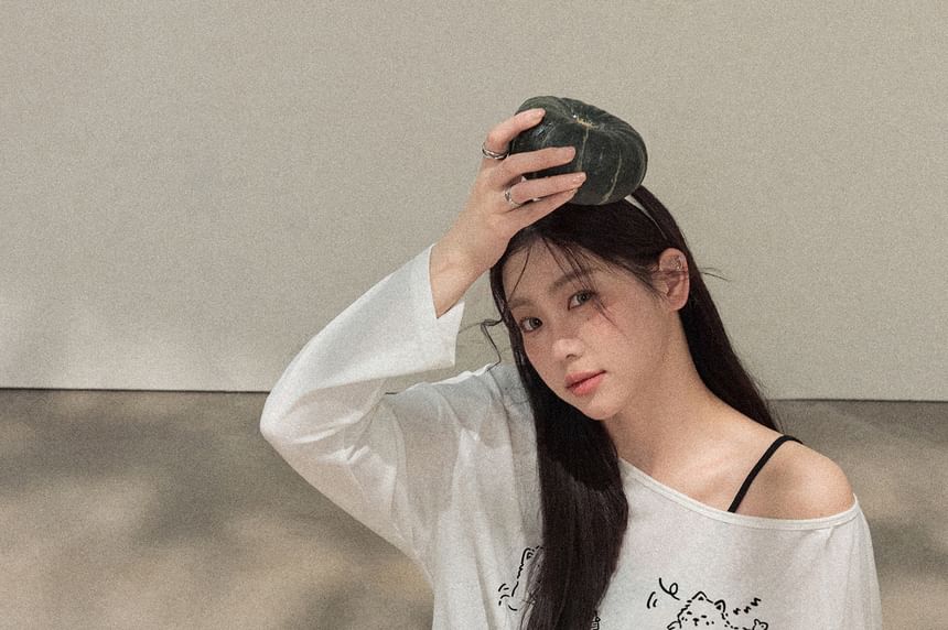 Plus Size Long-Sleeve V-Neck Cat Print T-Shirt / High Waist Mini Skirt