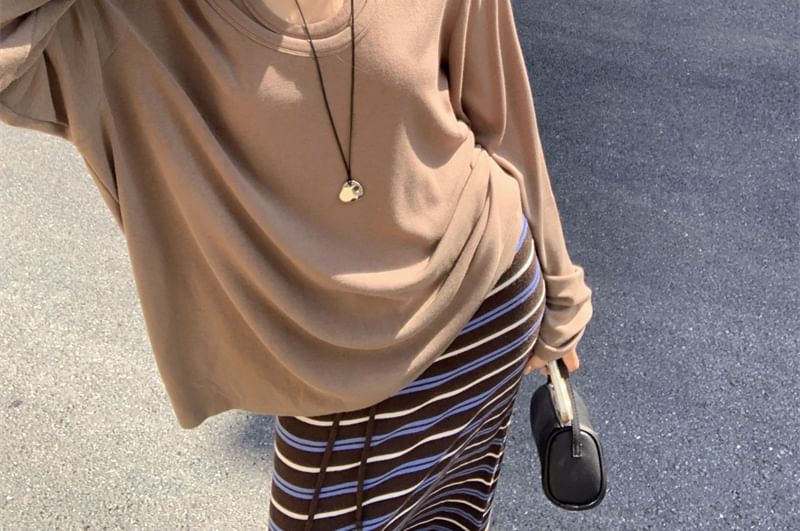 Extended Sleeve Solid Loose T-Shirt / High Rise Striped Maxi Skirt