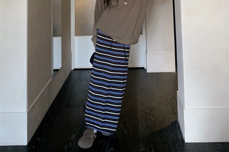 Extended Sleeve Solid Loose T-Shirt / High Rise Striped Maxi Skirt