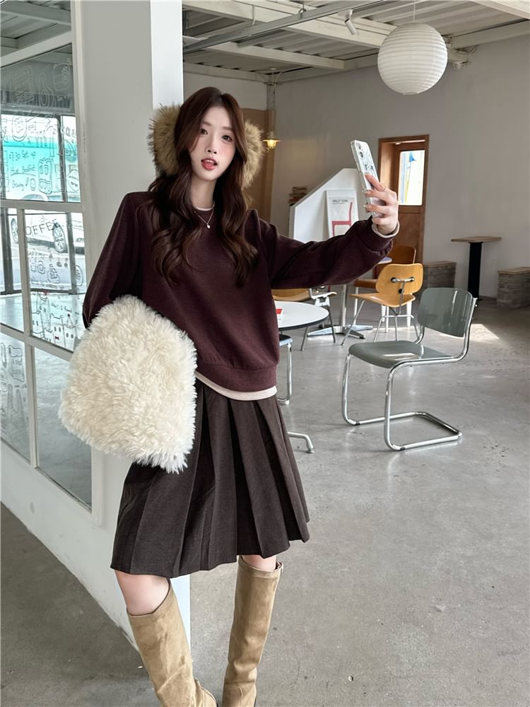 Contrast Trim Round Neck Sweatshirt in Solid