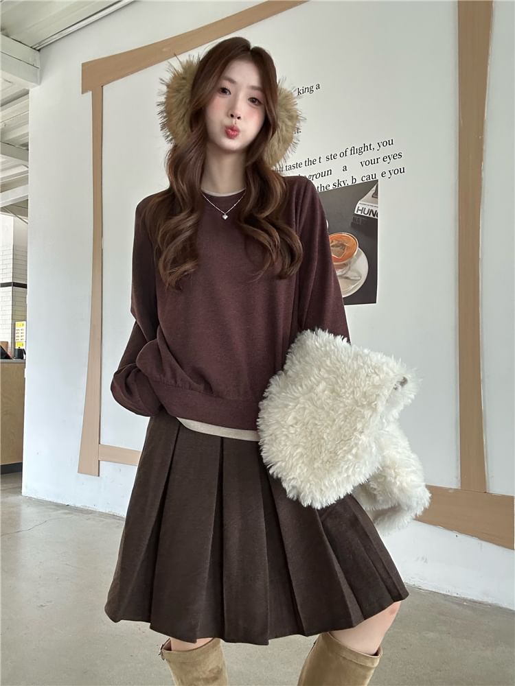 Contrast Trim Round Neck Sweatshirt in Solid