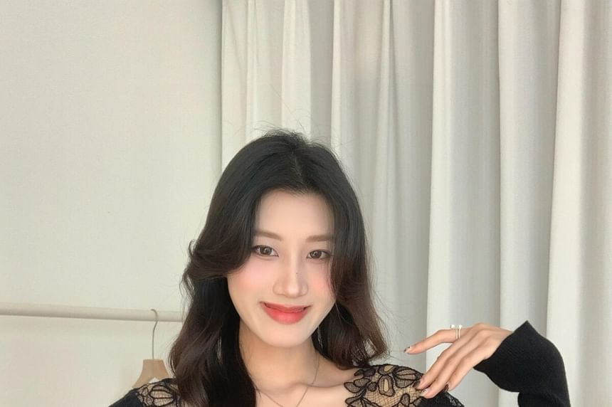 Long-Sleeve V-Neck Lace Panel Knit Top