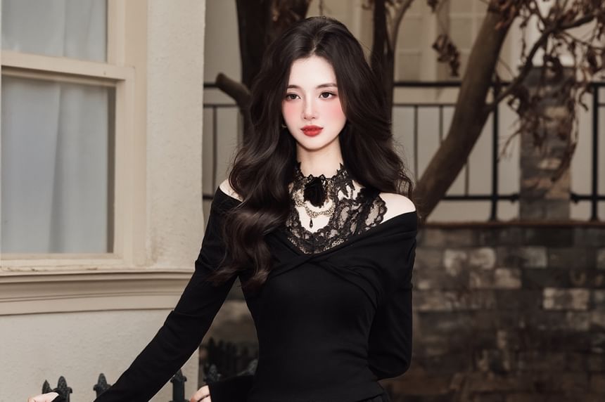 Mock Two-Piece Cold-Shoulder Lace Paneled T-Shirt / Choker / High Waist Midi A-Line Layered Skirt / Set