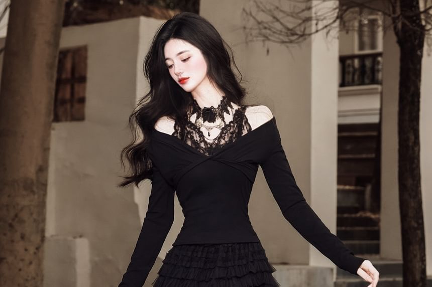 Mock Two-Piece Cold-Shoulder Lace Paneled T-Shirt / Choker / High Waist Midi A-Line Layered Skirt / Set