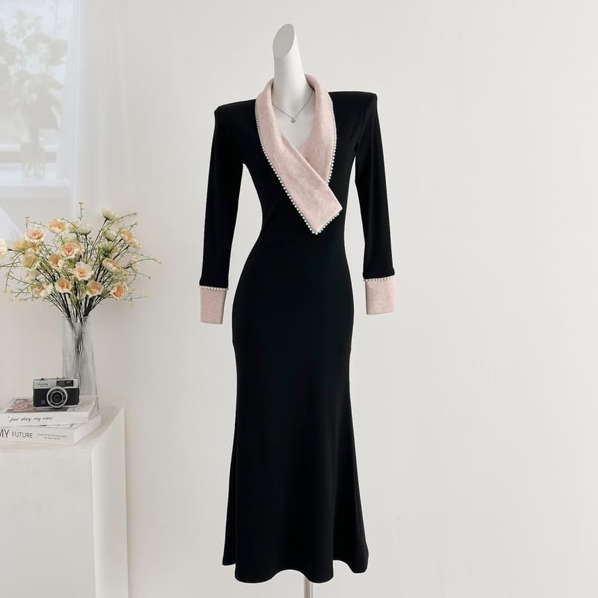 Long-Sleeve V-Neck Two Tone Knit Maxi Sheath Dress