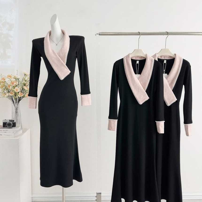 Long-Sleeve V-Neck Two Tone Knit Maxi Sheath Dress