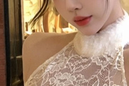 Halter Neck Lace Panel Fluffy Crop Top